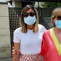 Mila Ximénez y su hija Alba a las puertas de su casa antes de acudir al médico