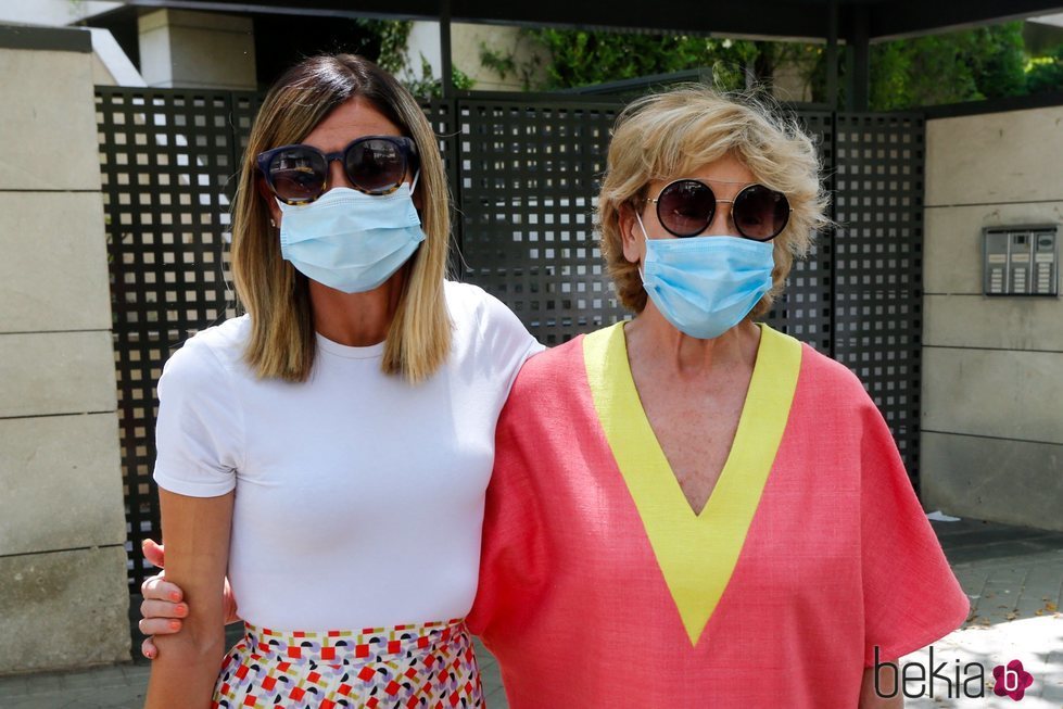 Mila Ximénez y su hija Alba a las puertas de su casa antes de acudir al médico