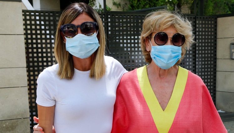 Mila Ximénez y su hija Alba a las puertas de su casa antes de acudir al médico