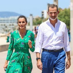 Los Reyes Felipe y Letizia caminando por el paseo marítimo de Palma de Mallorca