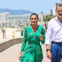 Los Reyes Felipe y Letizia caminando por el paseo marítimo de Palma de Mallorca