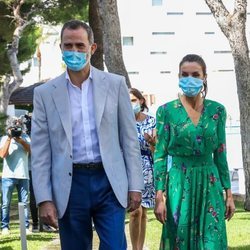 Los Reyes Felipe y Letizia con mascarilla en su visita a Palma de Mallorca