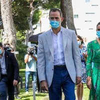 Los Reyes Felipe y Letizia con mascarilla en su visita a Palma de Mallorca