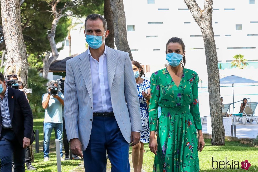 Los Reyes Felipe y Letizia con mascarilla en su visita a Palma de Mallorca