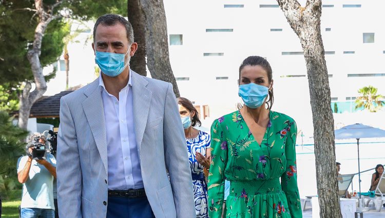 Los Reyes Felipe y Letizia con mascarilla en su visita a Palma de Mallorca