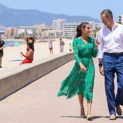 Los Reyes Felipe y Letizia compartiendo miradas cómplices en el paseo marítimo de Palma de Mallorca