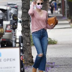 Emma Roberts haciendo compras en Los Ángeles durante el confinamiento por el coronavirus