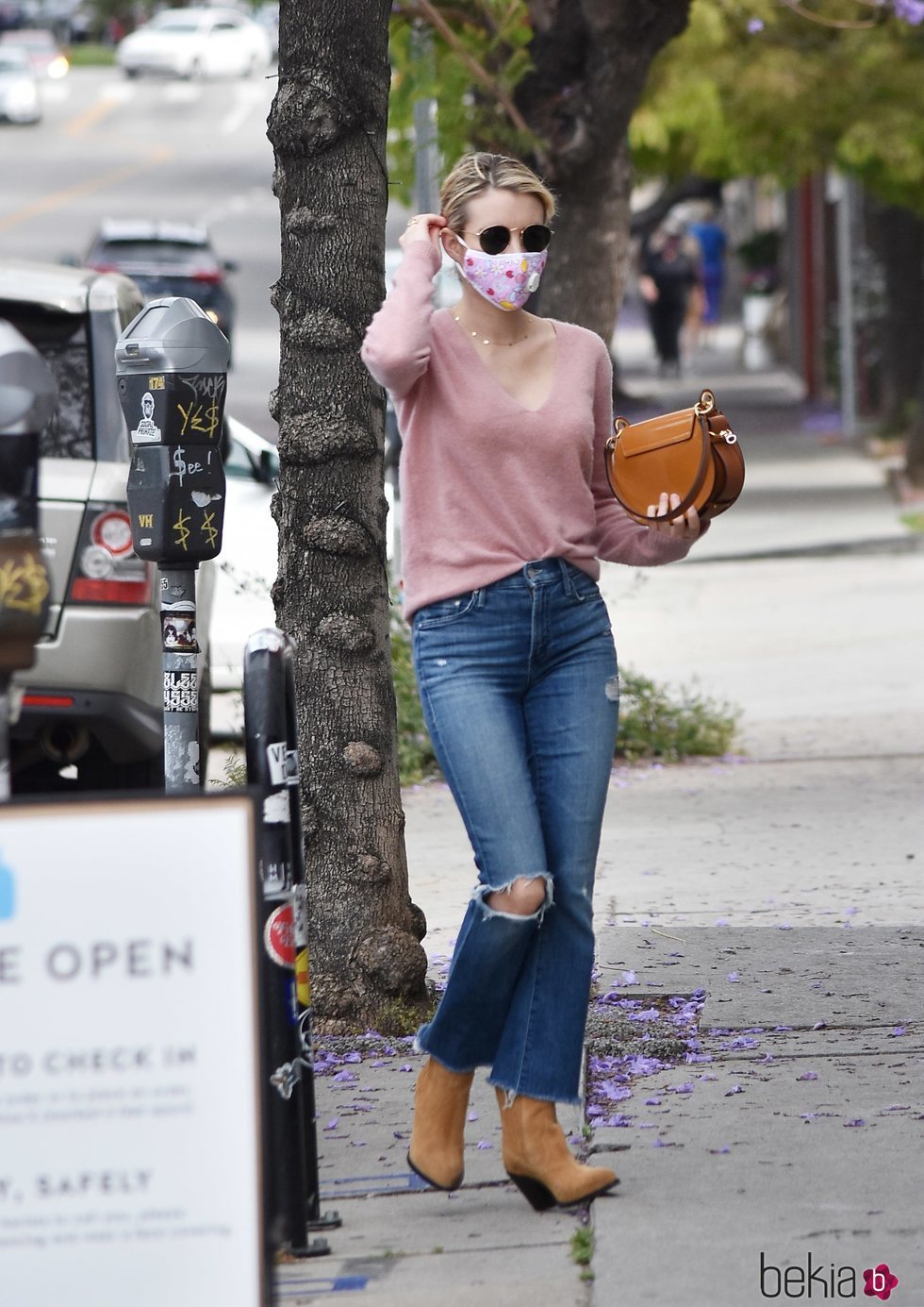 Emma Roberts haciendo compras en Los Ángeles durante el confinamiento por el coronavirus