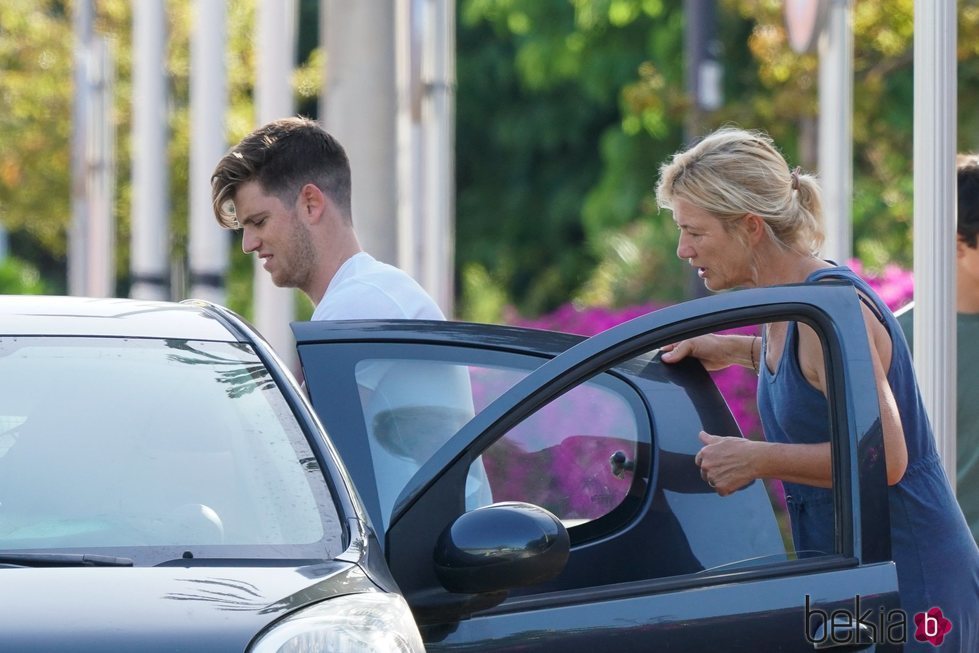 Ana Duato recogiendo a Miguel Bernardeau a su llegada a Ibiza