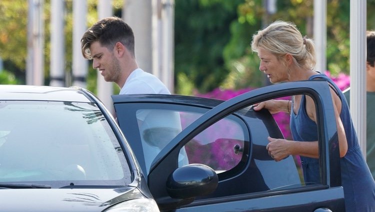 Ana Duato recogiendo a Miguel Bernardeau a su llegada a Ibiza