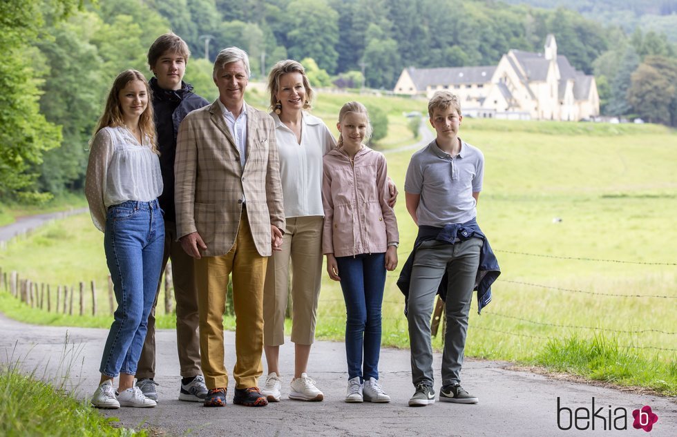 Felipe y Matilde de Bélgica con sus hijos Isabel, Gabriel, Emmanuel y Leonor en Bouillon