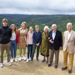 Felipe y Matilde de Bélgica con sus hijos Isabel, Gabriel, Emmanuel y Leonor y los Reyes Alberto y Paola de Bélgica en Bouillon