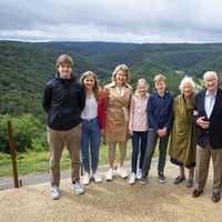 Felipe y Matilde de Bélgica con sus hijos Isabel, Gabriel, Emmanuel y Leonor y los Reyes Alberto y Paola de Bélgica en Bouillon