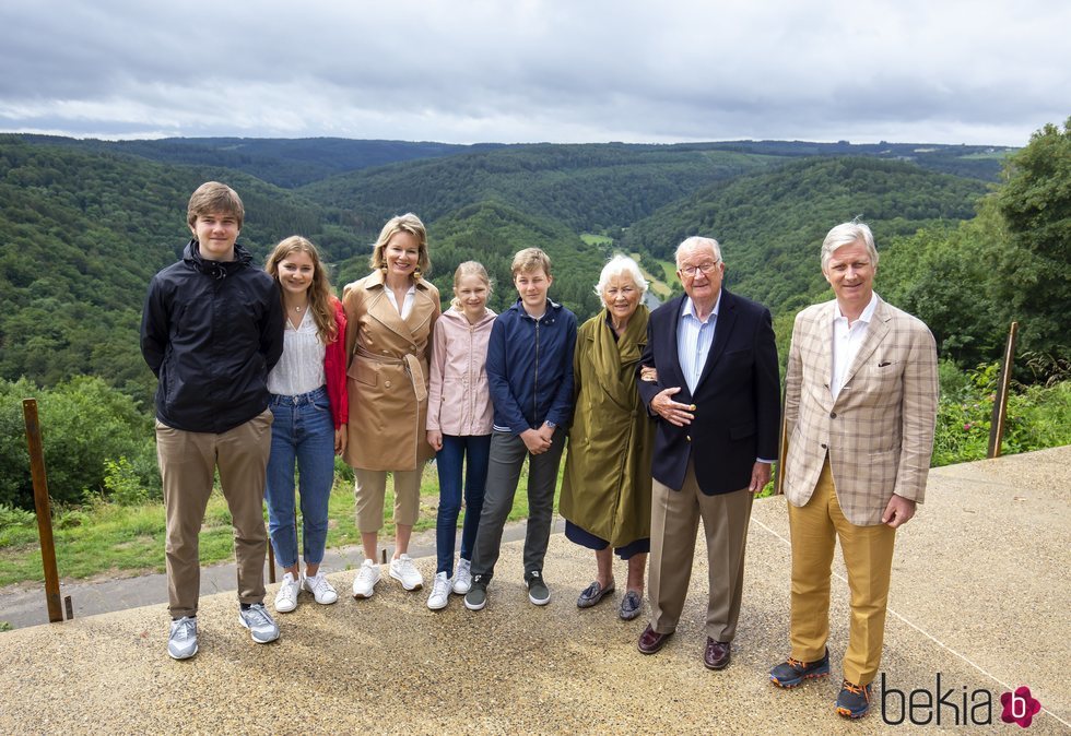 Felipe y Matilde de Bélgica con sus hijos Isabel, Gabriel, Emmanuel y Leonor y los Reyes Alberto y Paola de Bélgica en Bouillon