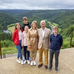 Felipe y Matilde de Bélgica con sus hijos Isabel, Gabriel, Emmanuel y Leonor de Bélgica en una escapada familiar a Bouillon