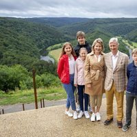 Felipe y Matilde de Bélgica con sus hijos Isabel, Gabriel, Emmanuel y Leonor de Bélgica en una escapada familiar a Bouillon