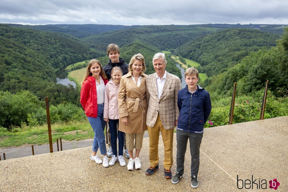 Felipe y Matilde de Bélgica con sus hijos Isabel, Gabriel, Emmanuel y Leonor de Bélgica en una escapada familiar a Bouillon