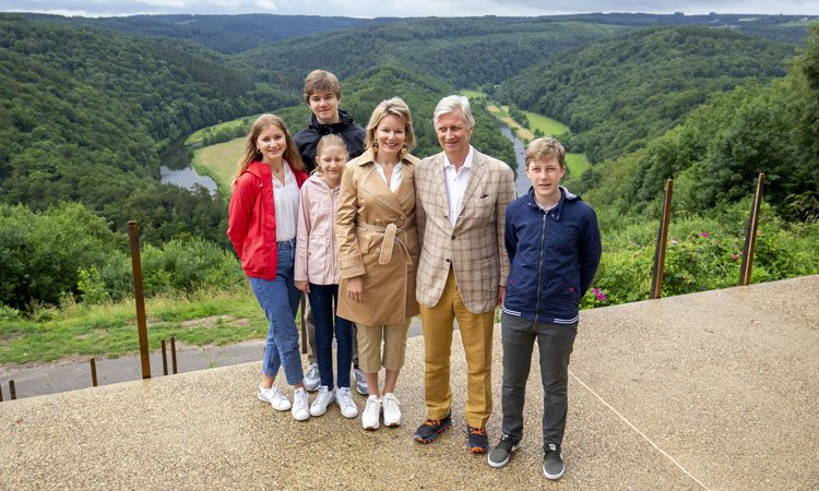 Felipe y Matilde de Bélgica con sus hijos Isabel, Gabriel, Emmanuel y Leonor de Bélgica en una escapada familiar a Bouillon