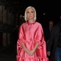 Katy Perry llegando a un teatro en Londres