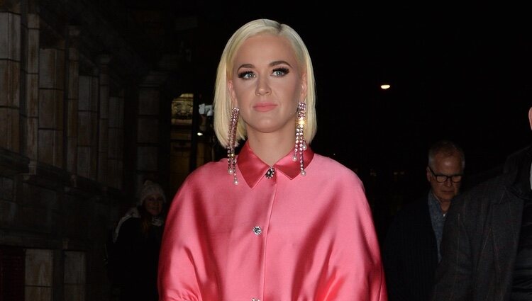 Katy Perry llegando a un teatro en Londres