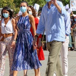 Los Reyes Felipe y Letizia con mascarilla en el Polígono Sur de Las Tres Mil Viviendas de Sevilla