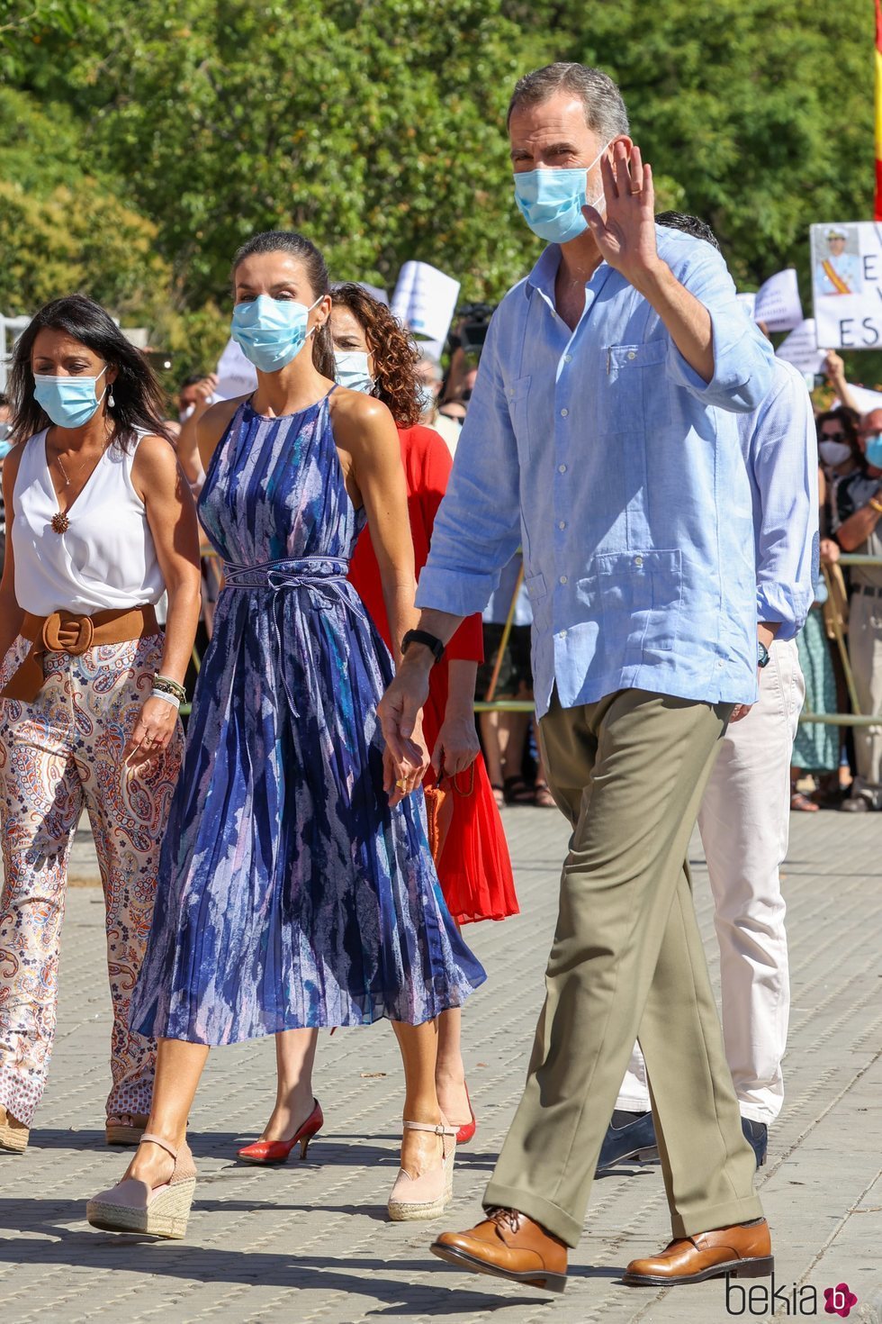 Los Reyes Felipe y Letizia con mascarilla en el Polígono Sur de Las Tres Mil Viviendas de Sevilla