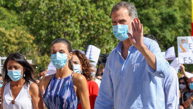 Los Reyes Felipe y Letizia con mascarilla en el Polígono Sur de Las Tres Mil Viviendas de Sevilla