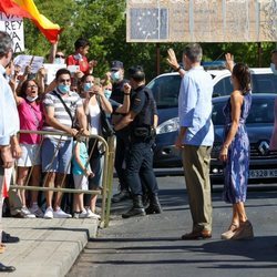 Los Reyes Felipe y Letizia saludan a unos ciudadanos en Sevilla