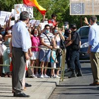 Los Reyes Felipe y Letizia saludan a unos ciudadanos en Sevilla