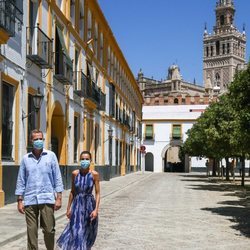 Los Reyes Felipe y Letizia pasean por Sevilla dejando la Giralda detrás