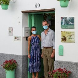 Los Reyes Felipe y Letizia en la puerta de una casa en Córdoba