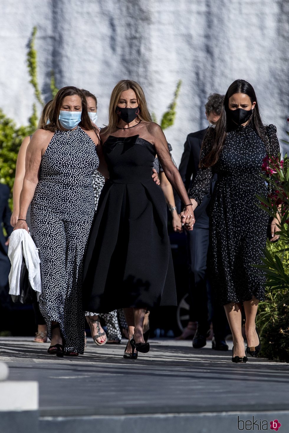 Ana Obregón con su hermana Celia y Carolina Monje en el funeral de Álex Lequio en Madrid