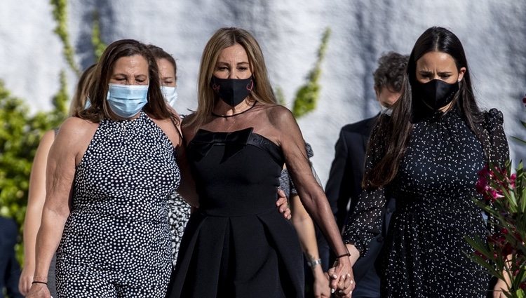 Ana Obregón con su hermana Celia y Carolina Monje en el funeral de Álex Lequio en Madrid