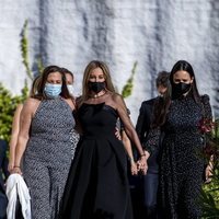 Ana Obregón con su hermana Celia y Carolina Monje en el funeral de Álex Lequio en Madrid