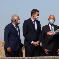 El Rey Felipe y Pedro Sánchez con el Presidente y el Primer Ministro de Portugal en la reapertura de fronteras entre España y Portugal