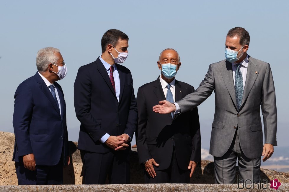 El Rey Felipe y Pedro Sánchez con el Presidente y el Primer Ministro de Portugal en la reapertura de fronteras entre España y Portugal