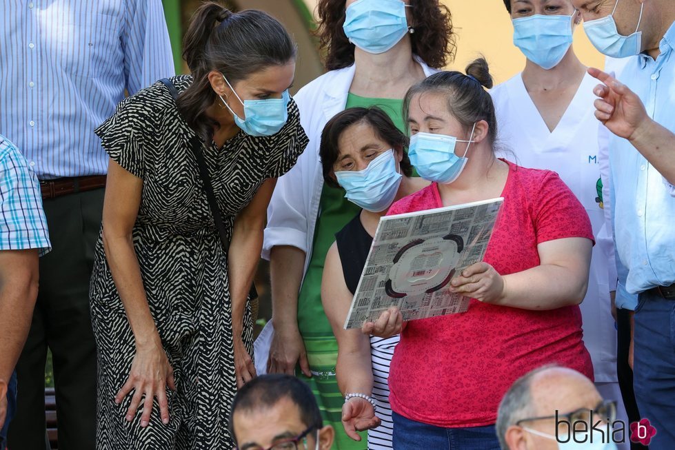 La Reina Letizia durante su visita a ASPADEC en Cuenca