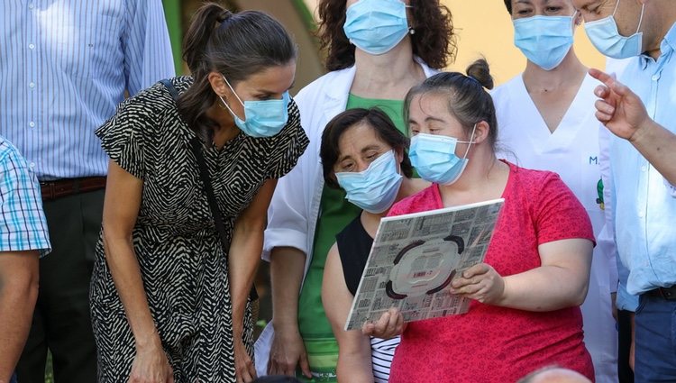 La Reina Letizia durante su visita a ASPADEC en Cuenca