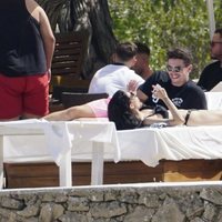 Alejandra Rubio y Tassio de la Vega en un beach club de Ibiza