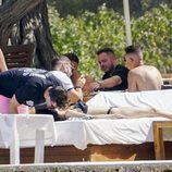 Alejandra Rubio y Tassio de la Vega muy cariñosos en un beach club de Ibiza