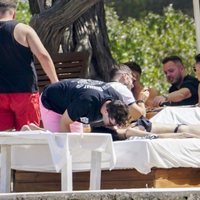 Alejandra Rubio y Tassio de la Vega muy cariñosos en un beach club de Ibiza