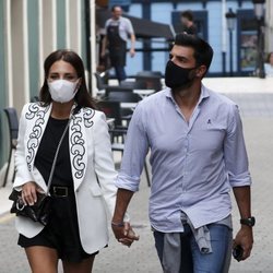 Paula Echevarría paseando de la mano de Miguel Torres por Candás