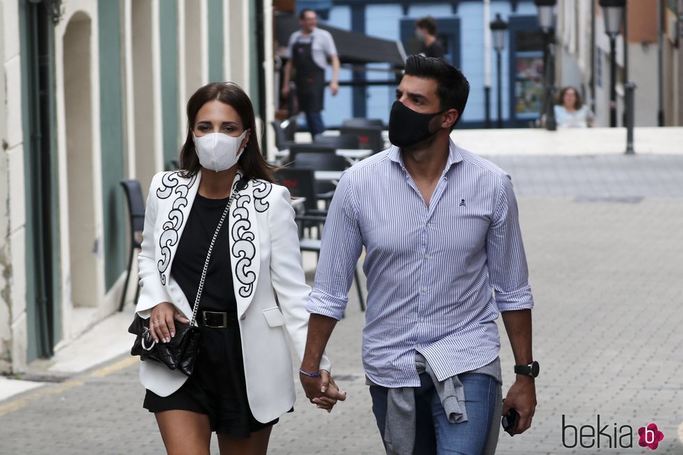 Paula Echevarría paseando de la mano de Miguel Torres por Candás