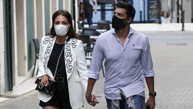 Paula Echevarría paseando de la mano de Miguel Torres por Candás