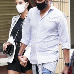 Paula Echevarría y Miguel Torres paseando por Candás