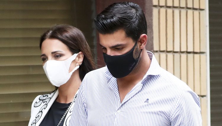 Paula Echevarría y Miguel Torres paseando por Candás