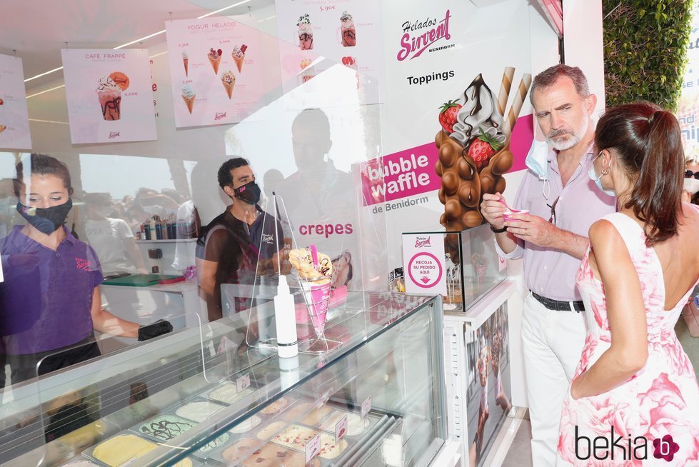 Los Reyes Felipe VI y Letizia en una heladería durante su visita a Benidorm