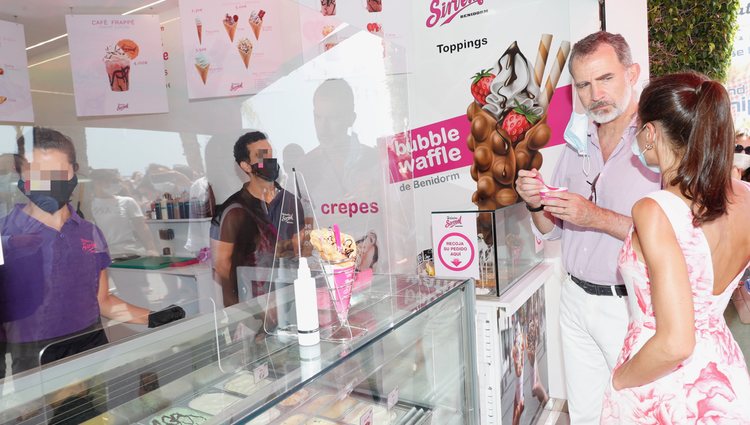 Los Reyes Felipe VI y Letizia en una heladería durante su visita a Benidorm