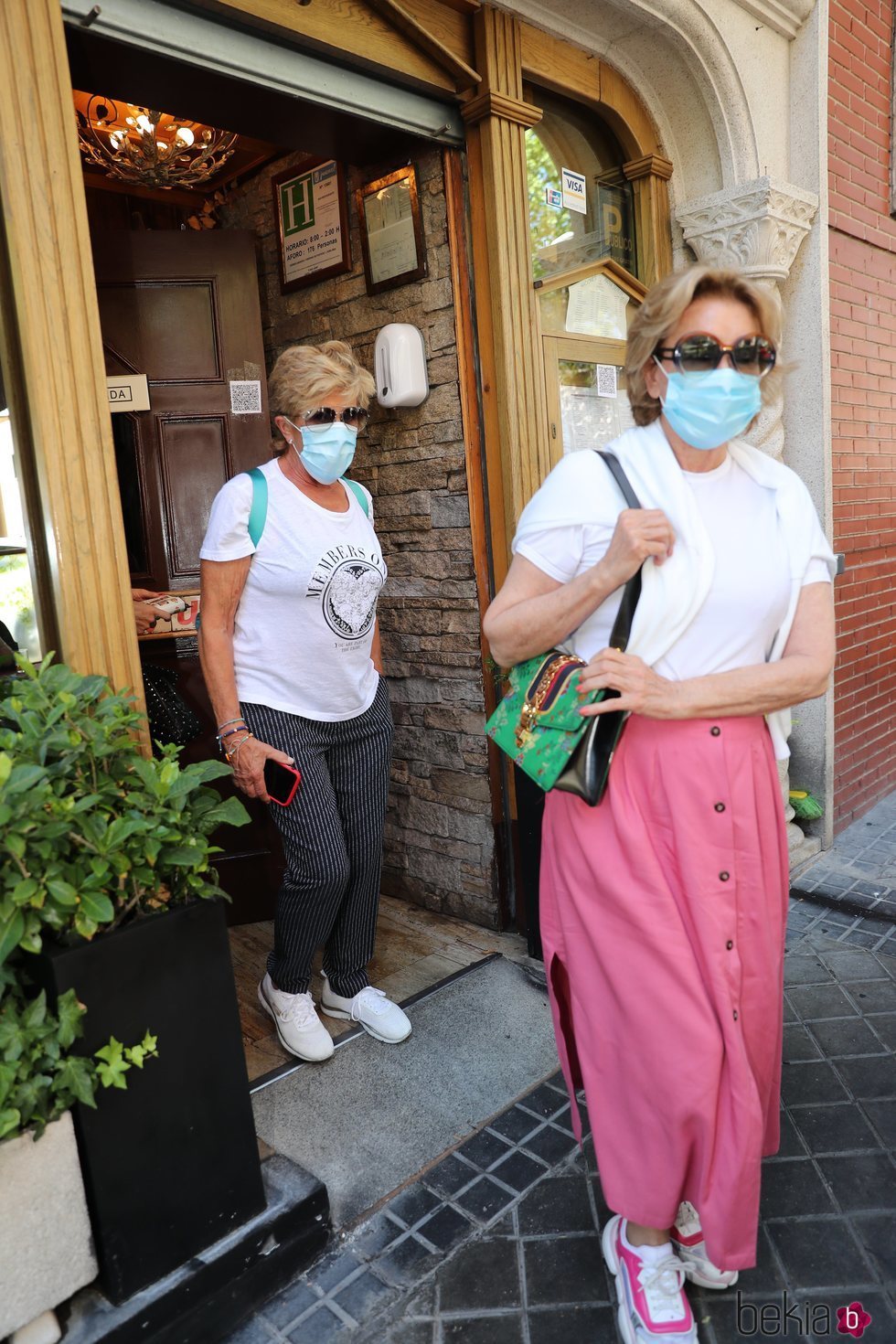 Mila Ximénez saliendo de un restaurante con Chelo García Cortés