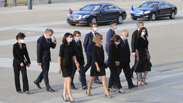 Autoridades civiles en el funeral por las víctimas del coronavirus